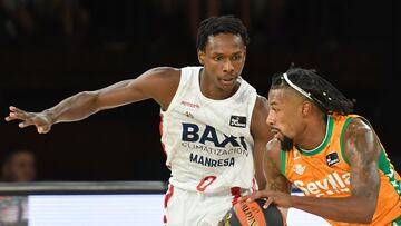 SEVILLA. 08/10/2022. - El base estadounidense del Real Betis, Shannon Evans (d), con el balón ante el jugador senegalés del BAXI Manresa, Brancou Badio, durante el encuentro de la fase regular de la liga Endesa disputado hoy sábado en el pabellón San Pablo de Sevilla. EFE/ Raúl Caro.