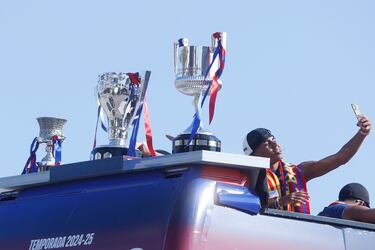  El jugador del FC Barcelona, Lamine yamal, durante la rúa con la que el equipo azulgrana celebra este viernes la consecución del triplete nacional (Supercopa de España, Copa del Rey y LaLiga) por las calles de la capital catalana. 
