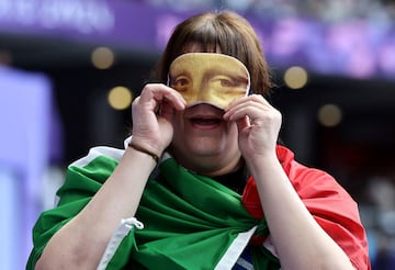 La atleta paralímpica Assunta Legnante se ajusta su máscara con los ojos de la Mona Lisa, con una bandera de Italia sobre los hombros, tras lograr la medalla de oro en la final F12 de lanzamiento de peso femenino en París. La napolitana suma un nuevo trofeo después de la plata que consiguió el martes en lanzamiento de disco.  