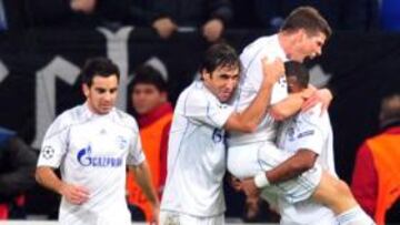 <b>EN RACHA. </b>Jurado, Raúl, Huntelaar y Farfán celebran un gol.