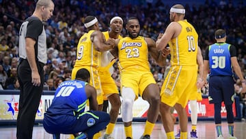 Rondo, Dudley y Howard ayudan a levantarse a LeBron James.