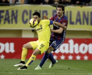 Jaume Costa controla el balón ante Mikel Arruabarrena.