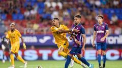 EIBAR, SPAIN - AUGUST 28: Derik Lacerda of SD Ponferradina compete for the ball with Matheus Pereira of SD Eibar during the LaLiga Smartbank match between SD Eibar and SD Ponferradina at Estadio Municipal de Ipurua on August 28, 2022 in Eibar, Spain. (Photo by Ion Alcoba/Quality Sport Images/Getty Images)