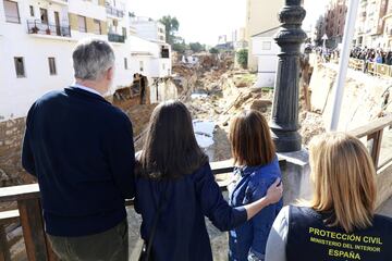 Los Reyes visitan las zonas afectadas de Chiva junto a su alcaldesa, Amparo Fort. 