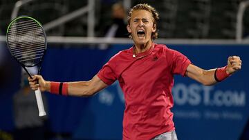 Sebastian Korda celebra su victoria ante John Isner en los cuartos de final del Delray Beach Open by Vitacost.com en el Delray Beach Tennis Center de Delray Beach, Florida.