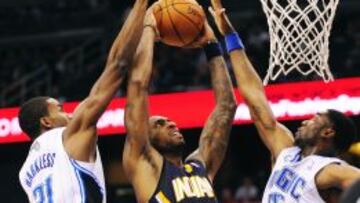 Rasual Butler intenta anotar ante Maurice Harkless y E'Twaun Moore.