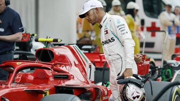 Lewis Hamilton mira el Ferrari en Barcelona.