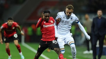 LEVERKUSEN, GERMANY - NOVEMBER 01: Jeremie Frimpong of Bayer 04 Leverkusen battles for possession with Noa Lang of Club Brugge during the UEFA Champions League group B match between Bayer 04 Leverkusen and Club Brugge KV at BayArena on November 01, 2022 in Leverkusen, Germany. (Photo by Lars Baron/Getty Images)