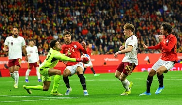 Víctor Muñoz intenta rematar delante del portero, Mostafa Shoubir y el defensa, Hamdy Fathy.