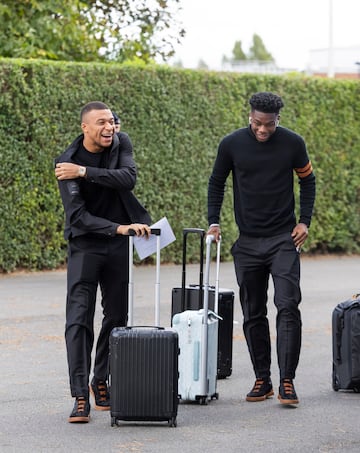 Aurélien Tchouaméni y Kylian Mbappé a la llegada. 