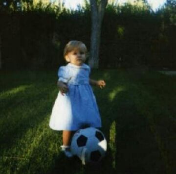 Marina Martí, de bebé, junto a un balón de fútbol. (Foto cedida por la jugadora a AS).