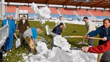 <b>AYUDA HASTA EL PRESIDENTE. </b>En la imagen de ayer Francisco Rubio (de azul, pala en mano) retira la nieve junto a varios operarios.