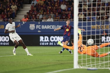 1-0. Ferran Torres asiste a Fermín López que se interna en el área del Valencia, y con la pierna derecha, manda el balón al palo largo de Julen Agirrezabala.
