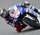 Lorenzo vence en el duelo con Rossi, Márquez fuera de juego