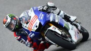 Lorenzo vence en el duelo con Rossi, Márquez fuera de juego