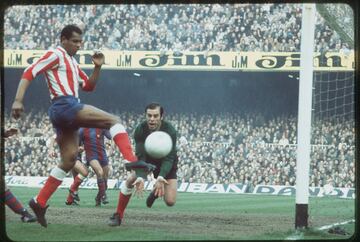 Fichó por el Atlético procedente del Barcelona, lo que supuso un buen revuelo en la época, pues Reina era el mejor portero de España. Ganó la Intercontinental (1975), una Liga (76-77) y una Copa (1976). En la 76-77 ganó el trofeo Zamora. Para muchos quedará el recuerdo del gol que le marcó Schwarzenbeck en la final de la Copa de Europa de Bruselas. Fue el menos goleado de la competición liguera en la 76-77. Un portero capaz de lo mejor y también de algunos fallos clamorosos.