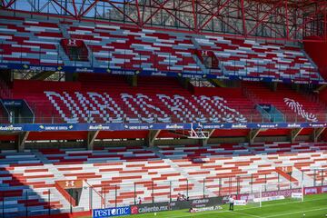 "Como resultado de los estudios médicos practicados a 70 integrantes del primer equipo y staff del Deportivo Toluca la semana pasada, siete personas obtuvieron resultados positivos del COVID-19”, detalla el comunicado escarlata.
