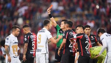 Momento en que el árbitro le saca la roja a Dinenno