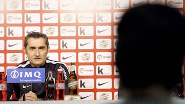 El entrenador del Athletic Club, Ernesto Valverde, durante la rueda de prensa que ha ofrecido hoy previa al partido de ida de dieciseisavos de final de la Copa del Rey que el equipo juega ma&ntilde;ana ante el Racing de Santander en El Sardinero.