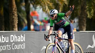 Tim Merlier celebra su triunfo en Abu Dhabi, 6? etapa del UAE Tour 2024.