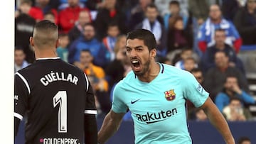 GRAF1462. LEGANÉS (MADRID), 18/11/2017.- El delantero uruguayo del Barcelona Luis Suárez (d) celebra su segundo gol en el partido ante el Leganés correspondiente a la duodécima jornada de LaLiga Santander disputado hoy en el estadio de Butarque. EFE/Kiko Huesca
