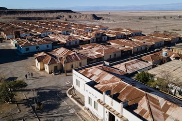 Entre 1870 y 1960, Humberstone era un próspero pueblo gracias a la millonaria industria del salitre. Las naciones industrializadas europeas demandaban grandes cantidades del 'oro blanco'y esto revirtió en un periodo de gran enriquecimiento. Fue fundado por los británicos en el desierto de Atacama, y su arquitectura refleja esta época dorada. En la Primera Guerra Mundial los británicos bloquearon las exportaciones de salitre a Alemania y, poco a poco, el material dejó de ser necesario, la industria fue muriendo y, con ella, el poblado de Humberstone, que fue finalmente abandonado en 1961. Hoy en día es Patrimonio de la Humanidad y un museo al aire libre.