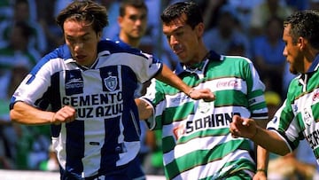 Victorino y Borgetti disputan un balón en la Final del Verano 2001.