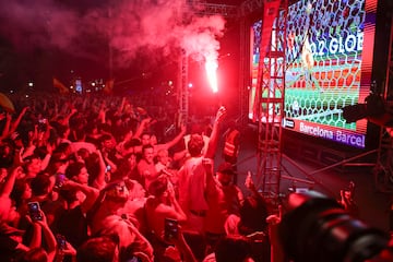 Los aficionados celebran uno de los goles de la selección española en la plaza de Catalunya, Barcelona.