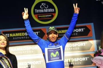 Primer plano del título del ciclista colombiano Nairo Quintana en Italia.