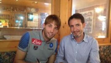 Michu, firmando su nuevo contrato con el Nápoles.