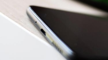 El pequeño orificio en la parte inferior del teléfono que todos tenemos y deberíamos de cuidar más: esta es su auténtica función