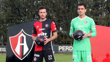 Henríquez y Toselli se quedan sin técnico en Atlas