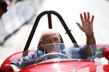 El expiloto de Fórmula 1 inglés Stirling Moss saluda a los espectadores mientras se sienta en su Ferrari 750 Monza de 1955 durante el mitin clásico de Ennstal cerca del pueblo austríaco de Groebming el 20 de julio de 2013. 