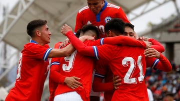 Futbol, Chile vs Paraguay, sub 20.
Cuadrangular amistoso Raul Coloma Rivas 2021.
Los jugadores de la seleccion chilena sub 20 celebran su gol contra Paraguay durante el partido del cuadrangular amistoso Copa Raul Coloma Rivas disputado en el estadio Nicolas Chuahuan de La Calera, Chile.
10/12/2021
Andres Pina/Photosport

Football, Chile vs Paraguay.
U-20 friendly Championship Raul Coloma Rivas 2021.
Chile players celebrate after scoring against Paraguay during the friendly match held at the Nicolas Chahuan stadium in La Calera, Chile.
10/12/2021
Andres Pina/Photosport