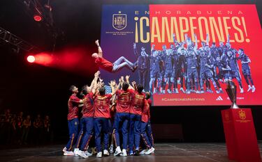 Luis de la Fuente es manteado por los jugadores de la Selección durante la celebración del título de la Nations League 2023.