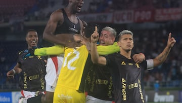 AMDEP3339. BARRANQUILLA (COLOMBIA), 06/03/2025.- Rafael Carrascal (d) de América celebra tras ganar una serie de penaltis este jueves, en un partido de la Copa Sudamericana entre Junior de Barranquilla y América de Cali en el estadio Metropolitano Roberto Meléndez en Barranquilla (Colombia). EFE/ Ricardo Maldonado Rozo