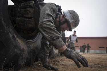 Una fila de neumáticos, un clásico de las pruebas, y una donde los enganches de la mochila o el fusil pueden hacerte perder un tiempo muy valioso.