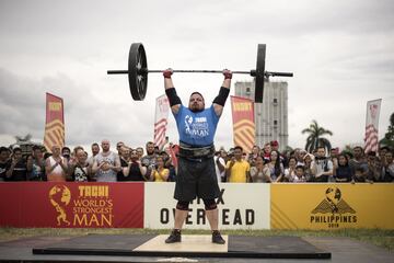 Matjaz Belsak de Eslovenia levanta pesas durante la competencia Max Overhead del 2018 World's Strongest Man en Manila.