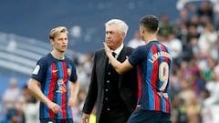 Lewandowski consuela a Carlo Ancelotti después del Barça-Madrid de Riad.