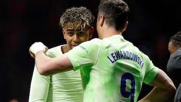 Barcelona's Spanish forward #19 Lamine Yamal celebrates with Barcelona's Polish forward #09 Robert Lewandowski scoring his team's third goal during the Spanish league footbal match between Club Atletico de Madrid and FC Barcelona at Metropolitano Stadium in Madrid, on March 16, 2025. (Photo by OSCAR DEL POZO / AFP)