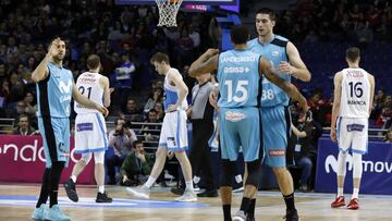 Landesberg y Arteaga celebran una acción.