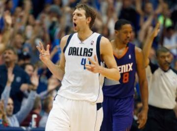 Dirk Nowitzki celebra un triple clave.