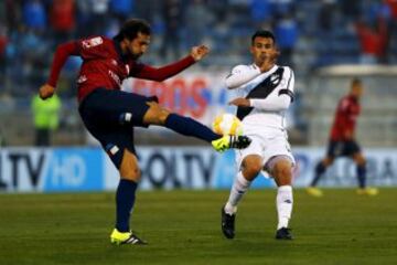 Pablo Álvarez remata ante la marca de Leandro Sosa.