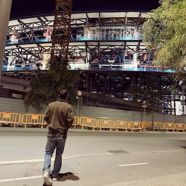 Lionel Messi en los alrededores del estadio del Fútbol Club Barcelona.