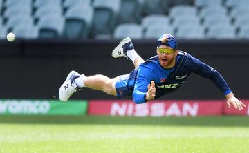 Aunque pudiera parecer un hombre con poderes para volar, el protagonista de la fotografía es el jugador de cricket neozelandés Glenn Phillips, en acción durante una sesión de entrenamiento en el Adelaide Oval de Australia. Gran acierto del fotógrafo, que supo captar la imagen en el momento más adecuado.