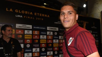 Juan Fernando Quintero en la llegada de River Plate a Lima para la final de la Copa Libertadores.