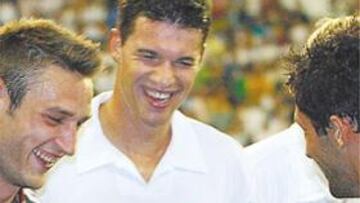 <b>CONQUISTÓ EL BERNABÉU EN EL CENTENARIO</b>. En el 2002, el Madrid celebró su Centenario y en el Trofeo Santiago Bernabéu los participantes fueron cuatro grandes: Real Madrid, Bayern Múnich, Milán y Ajax. Ballack recogió el trofeo (el estadio madridista) que acreditaba a su equipo como ganador del torneo (él marcó un gol en la final). En laimagen se le ve con la camiseta del Madrid, algo que podría repetirse.