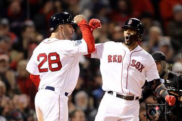 Núñez y Pearce festejan tras el cuadrangular del dominicano. 