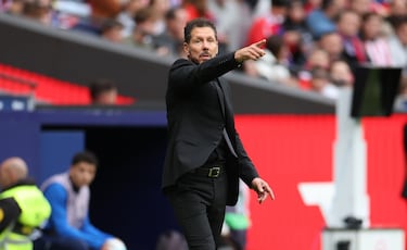El entrenador del Atlético de Madrid, Diego Simeone, dando instrucciones en la banda. 