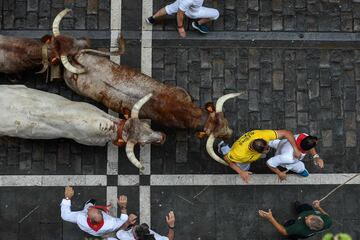 Este 7 de julio ser¨¢n los toros de la ganader¨ªa N¨²?ez del Cuvillo los que recorran las calles de la capital navarra. De esta forma comienza as¨ª el primero de los ocho encierros de las fiestas.